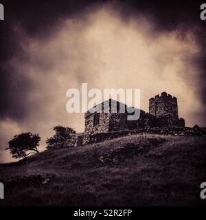 Brent Tor est un des plus impressionnants affleurements rocheux dans la région de Dartmoor. À l'église Saint-Michel d'son haut, il fait un signe distinctif et célèbre silhouette sur l'horizon de Dartmoor. Banque D'Images