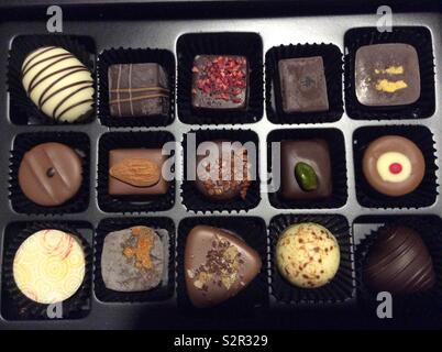 Vue de dessus sur le chocolat Pralines de luxe dans le plateau en plastique fort Banque D'Images