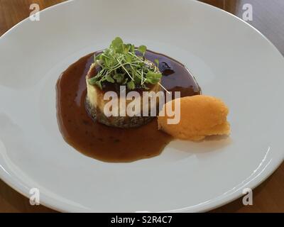 Haggis écossais traditionnel avec des pommes de terre, isolé sur un ...