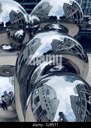 Londres, Royaume-Uni - 15 juin 2019 : Le noeud, une sculpture de Richard Hudson (2018) dans l'acier en miroir poli. Canary Wharf. Banque D'Images