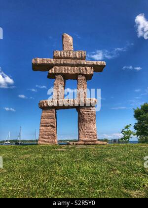 Inukshuk par le lac à Toronto, au Canada. Banque D'Images