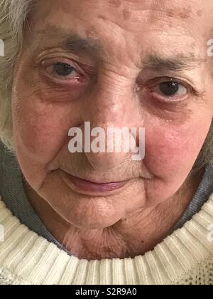 Jolie vieille dame regardant la caméra. Voir de très près. Banque D'Images