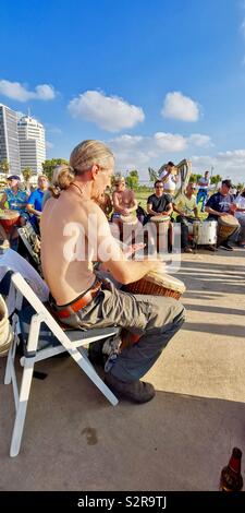 Vendredi après-midi par le parti de tambourinage Mer Méditerranée à Tel-Aviv. Banque D'Images