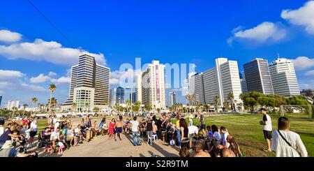 Vendredi après-midi par le parti de tambourinage Mer Méditerranée à Tel-Aviv. Banque D'Images