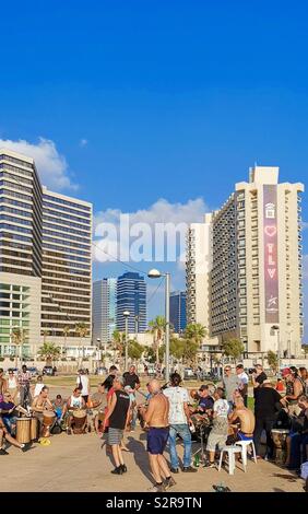 Vendredi après-midi par le parti de tambourinage Mer Méditerranée à Tel-Aviv. Banque D'Images