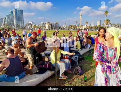 Vendredi après-midi par le parti de tambourinage Mer Méditerranée à Tel-Aviv. Banque D'Images