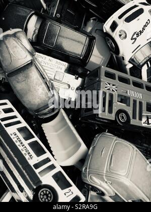 Boîte pleine de jouets voitures moulé Banque D'Images