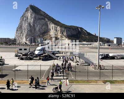 Les passagers de descendre un vol BA qui vient d'arriver à Gibraltar Banque D'Images