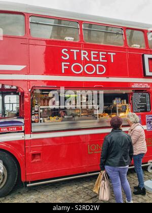 Old London bus converti en un diner à l'extérieur de l'alimentation de rue musée maritime de Liverpool. Banque D'Images