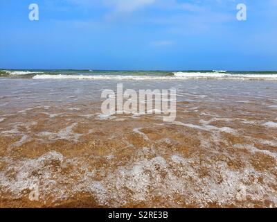 Vagues se brisant sur la plage Banque D'Images