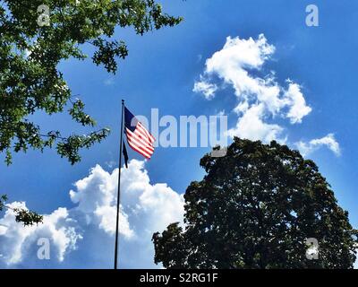 Mât et drapeau américain sur une colline dans Central Park près de la bande de shell, NYC, USA Banque D'Images