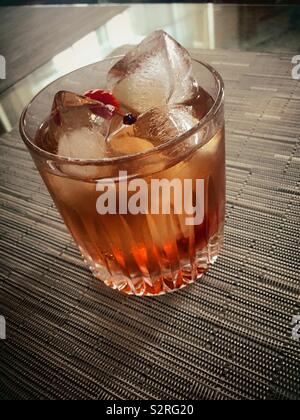 Un classique Manhattan bourbon servi sur les rochers dans un verre de cristal, USA Banque D'Images