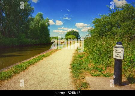 Point milliaire signe sur l'Trent et Mersey canal près de Sandbach Cheshire Uk Banque D'Images