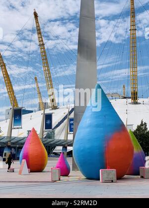 Greenwich, Royaume-Uni - 5 juillet 2019 : piscine en plein air à l'art gonflable 02 Arena. Banque D'Images