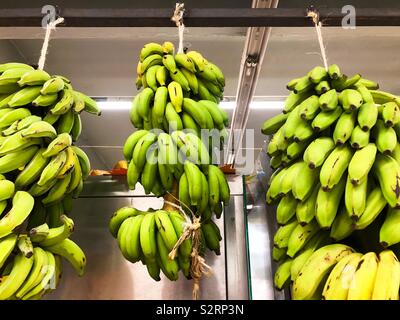 Les bananes suspendu dans un supermarché à Bora Bora, Polynésie Française Banque D'Images