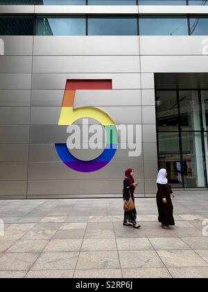 Londres, UK - 6 juillet 2019 : deux femmes à pied par 5 Cercle Broadgate, City of London, EC2M. 5 arc-en-ciel de la fierté. Banque D'Images