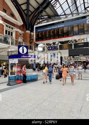 Londres, UK - 6 juillet 2019 : les gens à la gare de Liverpool Street, le samedi après-midi. Banque D'Images