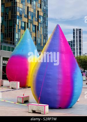 Greenwich, Royaume-Uni - 5 juillet 2019 : en forme de larme gonflable lumineux art installation en dehors de l'arène 02. Banque D'Images