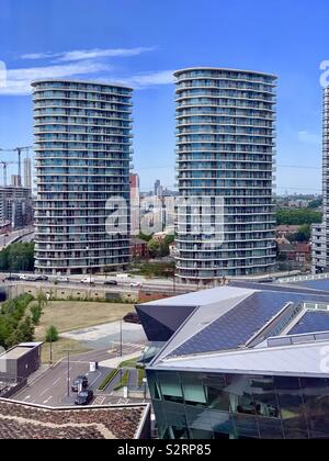 Canning Town, UK - 5 juillet 2019 : le développement d'appartements Hoola gratte-ciel dans le quartier de Newham de Londres. Banque D'Images