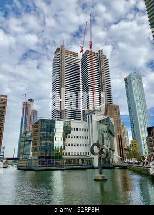 London,UK - 6 juillet 2019 : En cours de construction de gratte-ciel à Canary Wharf vu de la Marsh Wall Road. Banque D'Images