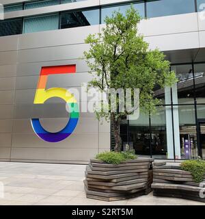 Londres, UK - 6 juillet 2019 : 5 Cercle Broadgate, Ville de London.Rainbow 5 pour la fierté. Banque D'Images