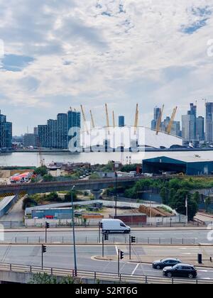 Greenwich, Royaume-Uni - 5 juillet 2019 : l'O2 Arena vu de l'autre côté de la Tamise sur Emirates Air Line le trajet en téléphérique. Banque D'Images