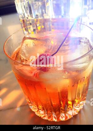 Close up d'un vieux bourbon mode cocktail dans un verre de cristal, USA Banque D'Images