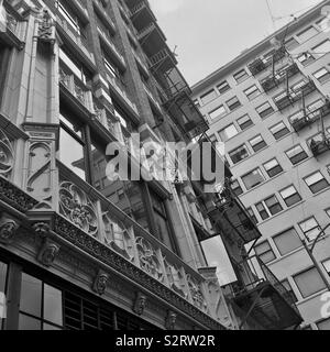 LOS ANGELES, CA, juin 2019 : vacances et les immeubles de bureaux dans les quartiers anciens du centre-ville, près de la rue principale. Le noir et blanc Banque D'Images