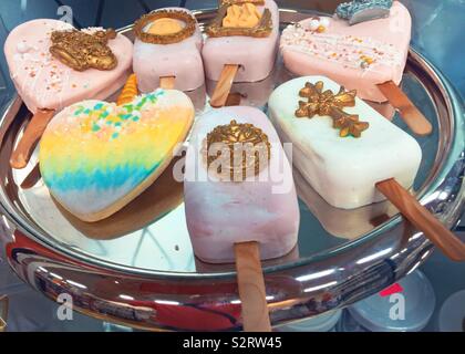 L'affichage de la boulangerie cake pops, petits gâteaux sur des bâtons de popsicle, United States Banque D'Images