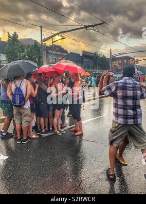 Une piscine street festival à Toronto, Ontario au cours d'une tempête de pluie. Banque D'Images