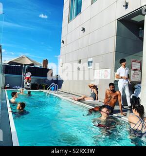 Vous pourrez profiter de la piscine à l'Hôtel Indigo Lower East Side, New York City Banque D'Images