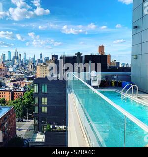 Une vue de près de la piscine à l'Hôtel Indigo Lower East Side, New York City Banque D'Images