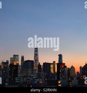 Vue en soirée vers One World Trade Center de Monsieur Purple Bar, Hotel Indigo Lower East Side, New York City Banque D'Images