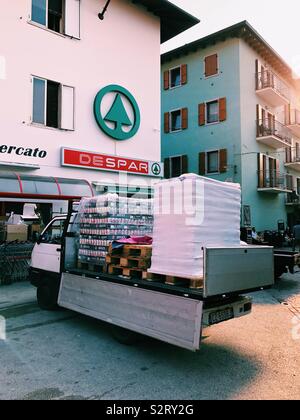 Van lourdement chargée en dehors de Spar à Malcesine, Italie Banque D'Images