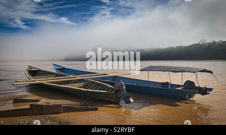 Deux bateaux vides de 2 amarrés sur la rivière Madre de Dios, Manu, Pérou Perú Amazonie péruvienne bassin amazonien Banque D'Images