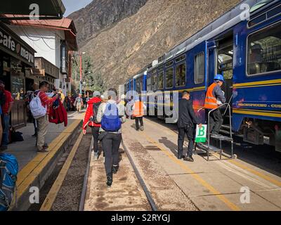 Passagers attendent que le personnel prépare le train Perurail rail service d'Ollantaytambo à Aguas Calientes (Machu Picchu Machupicchu Pueblo). Pérou Pérou l'Amérique du Sud. Banque D'Images