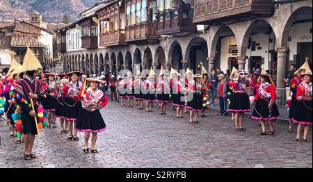 Les jeunes hommes et femmes vêtus de costumes colorés colorés pour l'Inti Raymi Raymi festival sun'rata à Cusco Cuzco, Pérou Le Pérou. Le festival dure plus de juin et célèbre le solstice d'hiver. Banque D'Images