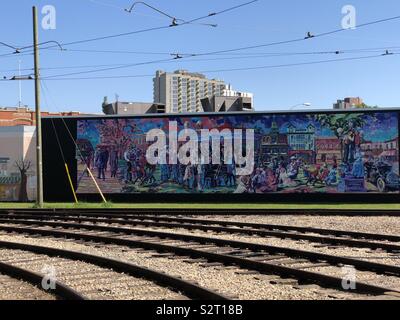 Panneaux des voies de chemin de fer et murales colorées près de la plate-forme du Tramway de haut niveau à Edmonton, Alberta, Canada Banque D'Images