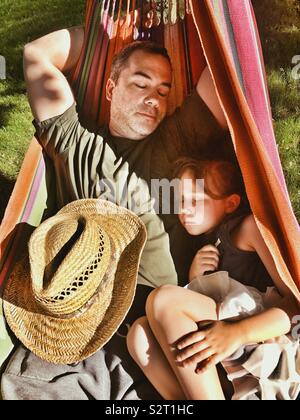 Père et fille, sieste dans un hamac au soleil Banque D'Images