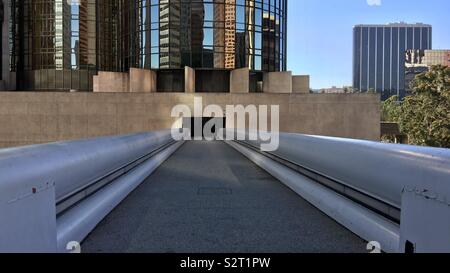 LOS ANGELES, CA, juin 2019 : voir le long de l'architecture béton brutaliste sky pont menant à l'entrée de The Westin Bonaventure Hotel au centre-ville Banque D'Images