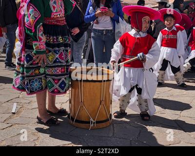 Garçon péruvien avec une baguette à côté d'un tambour et sa mère au cours de l'habillé coloré Inti Raymi ou Inti Raymi festival sun'rata parade pour le solstice d'hiver à Cusco Cuzco Pérou Le Pérou. Banque D'Images