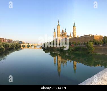 La basilique du Pilar et l'Èbre. Saragosse, Espagne. Banque D'Images