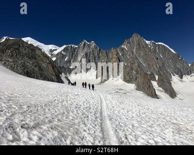 L'approche d'alpinistes Punta Helbronner de Valley Blanch glacier. En retour fr. l. Mont Blanc, mont Maudit, Mont Blanc du Tacul, Alpes, France/ Italie Banque D'Images