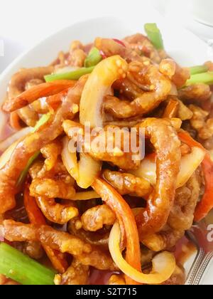 Croustillant de boeuf au piment chinois, sauce aigre-douce Banque D'Images