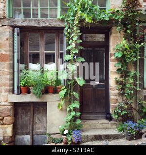 Vieille porte et fenêtres sur la façade d'une vieille maison de la cité médiévale d'Uzerche, Corrèze, Limousin, France Banque D'Images