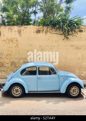 Light blue Vintage VW Beetle le long d'une rue de Malte Banque D'Images