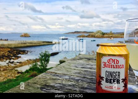 Peut de la bière au gingembre avec vue sur la mer Banque D'Images