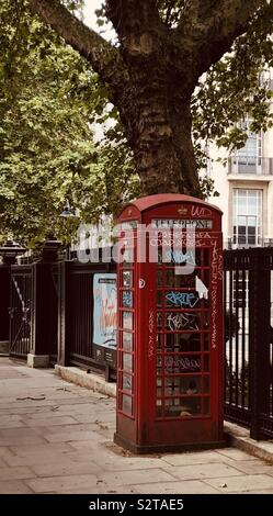 Boîte de téléphone rouge vandalisé Banque D'Images