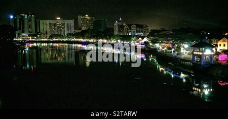 Le front de mer de Kuching, la nuit de la cité de la passerelle pour piétons au Darul Hana la rivière Sarawak, Sarawak, Malaysia Banque D'Images