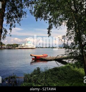 La mosquée de l'inde vue de l'autre côté de la rivière Sarawak du bateau-taxi à l'atterrissage près de l'Édifice de l'Assemblée législative de l'État (Bangunan Dewan Undangan Negeri), Kuching, Sarawak, Malaisie Banque D'Images